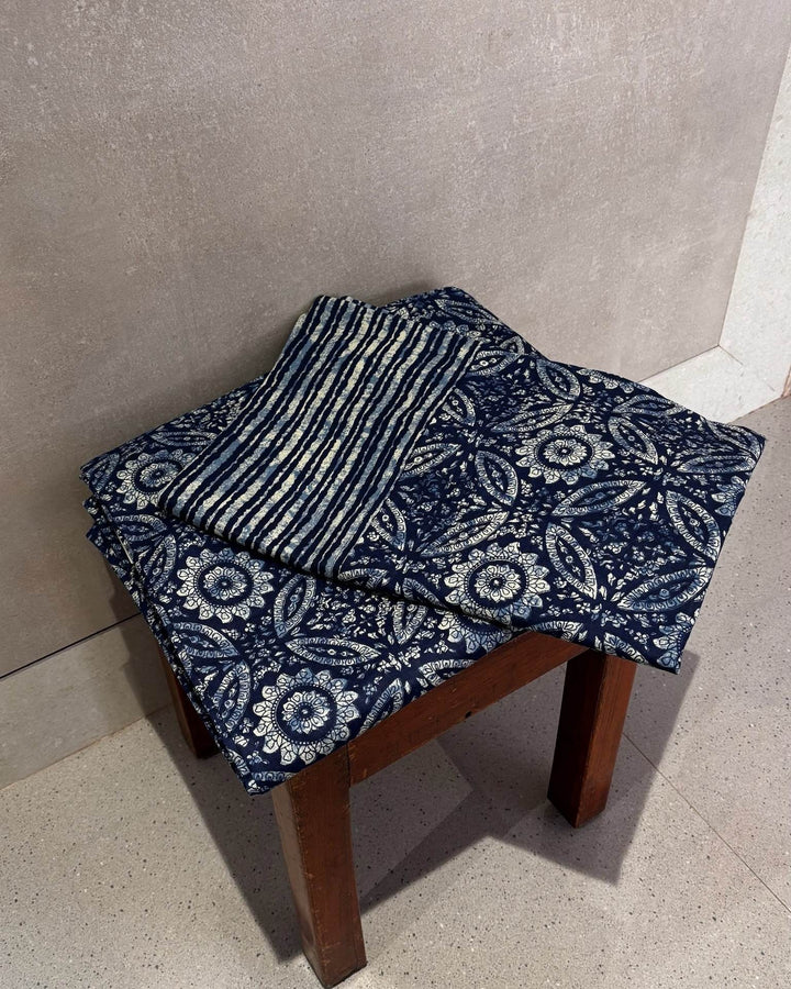 Gulnaar Royale Elite Queen Size (90 x 108 Inches) Bedsheet (Indigo)- 109
