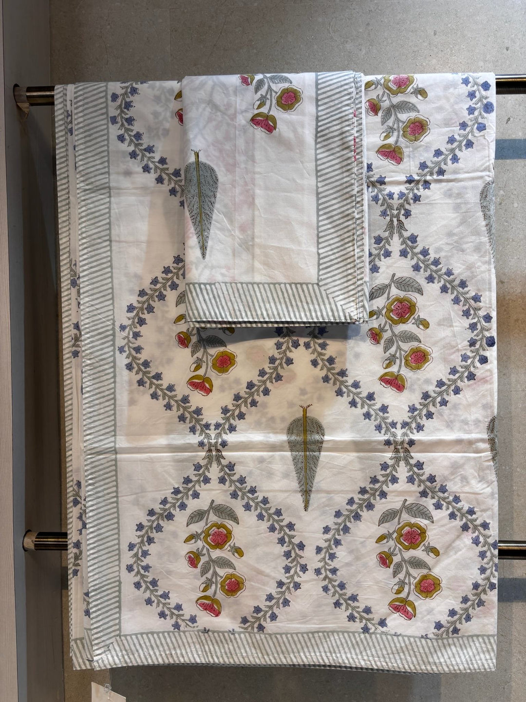 Gulnaar Edit Queen Size(90 x 108 Inches) Bedsheet (Multicolour)- 113