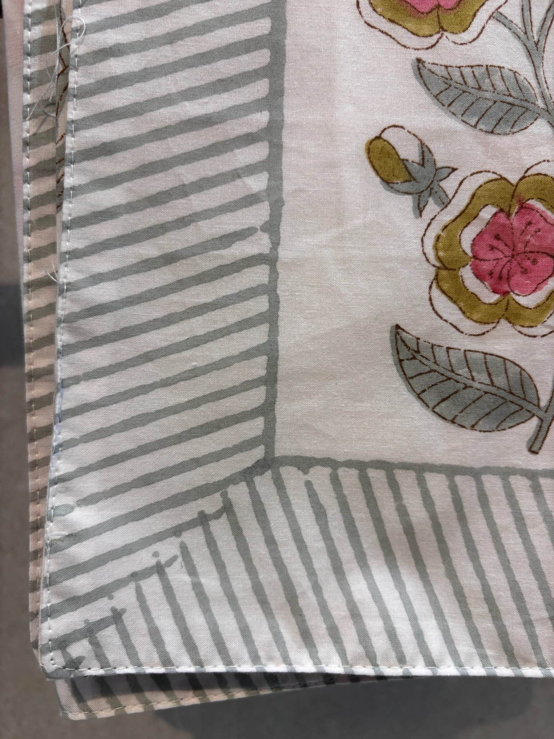Gulnaar Edit Queen Size(90 x 108 Inches) Bedsheet (Multicolour)- 113