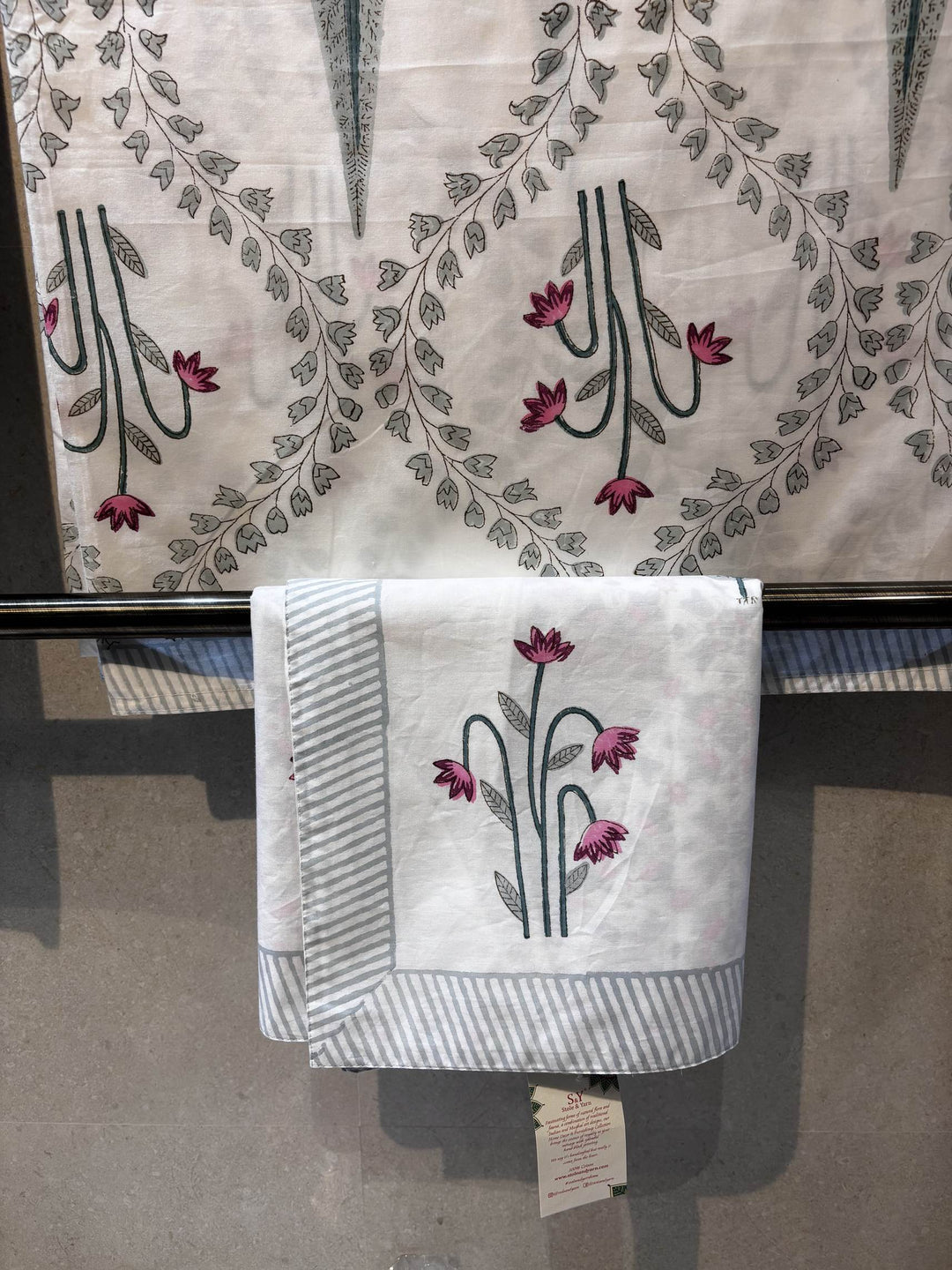 Gulnaar Edit Queen Size(90 x 108 Inches) Bedsheet (Multicolour)- 115