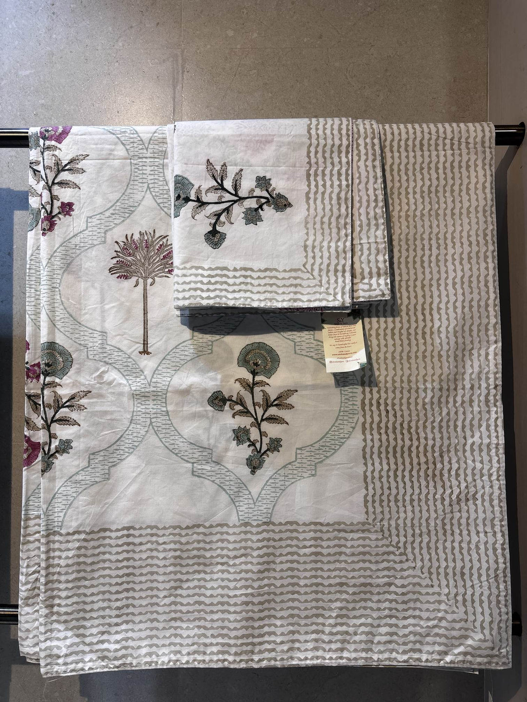 Gulnaar Edit Queen Size(90 x 108 Inches) Bedsheet (Multicolour)- 116
