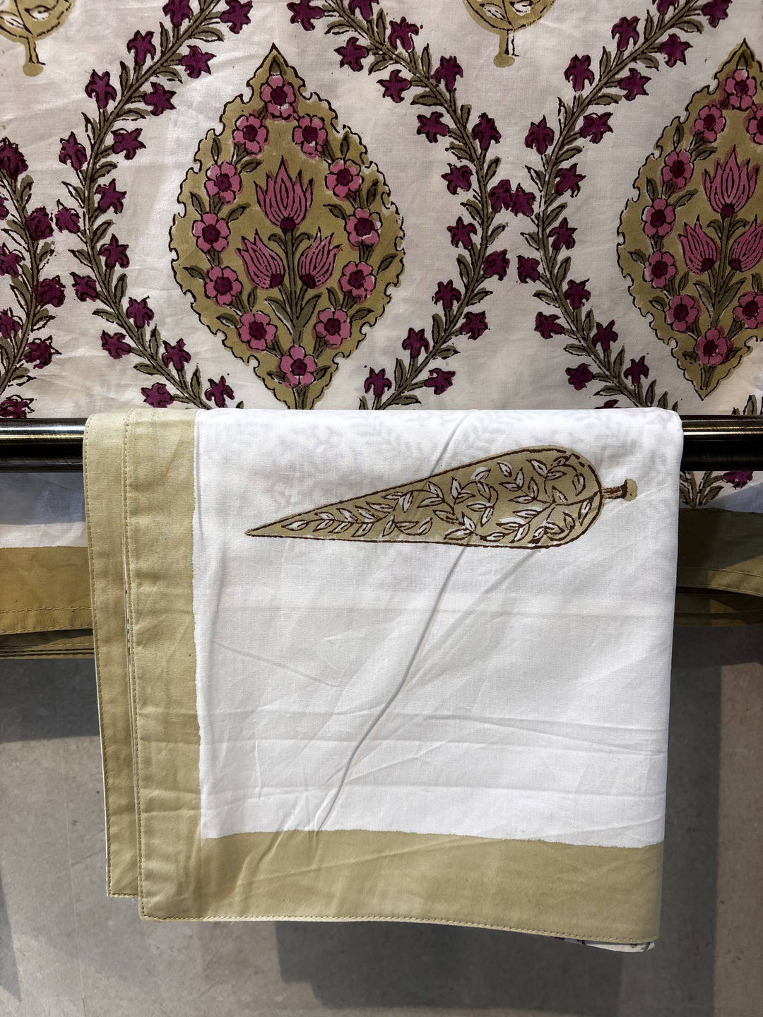 Gulnaar Edit Queen Size(90 x 108 Inches) Bedsheet (Multicolour)- 117