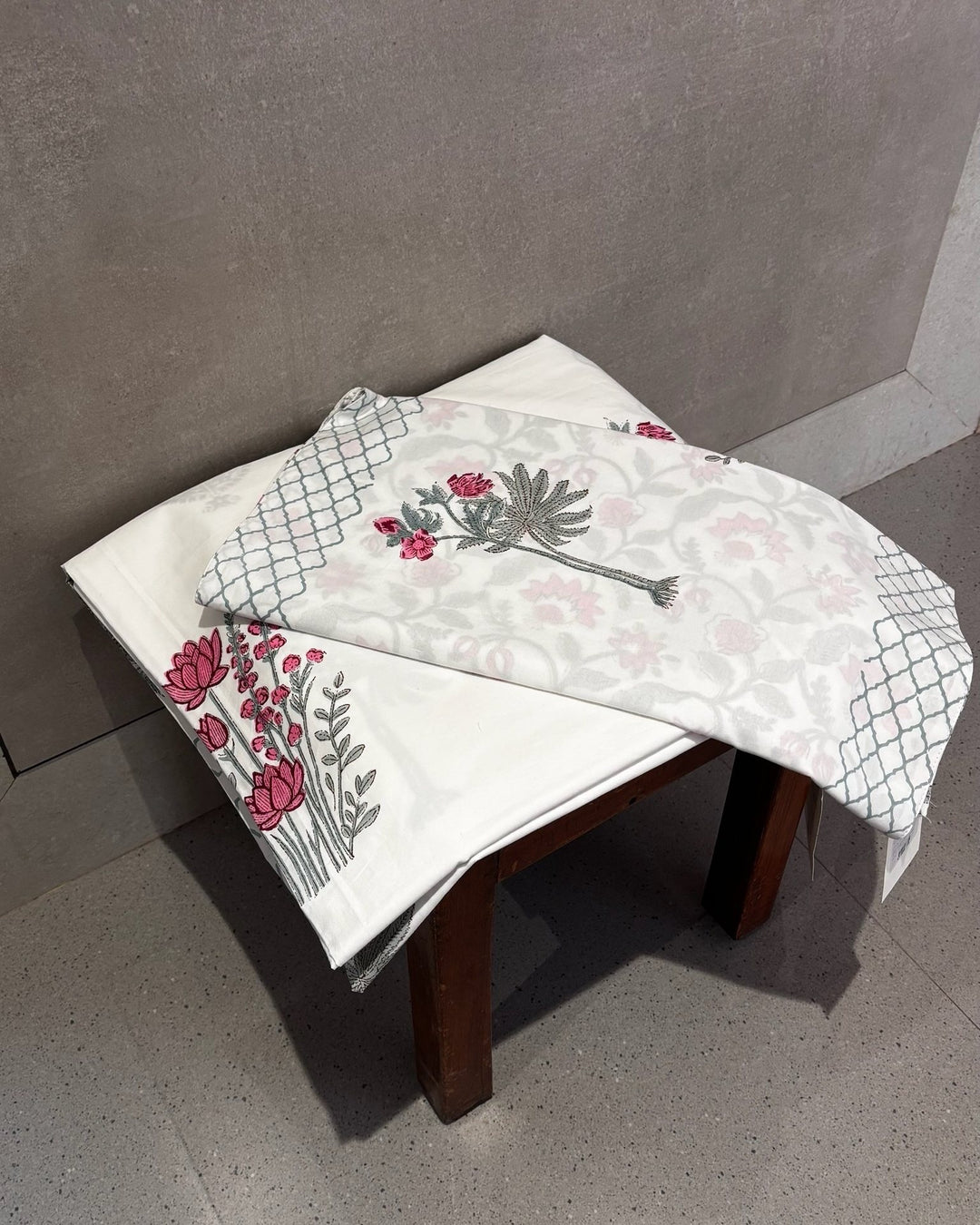 Gulnaar Edit Queen Size(90 x 108 Inches) Bedsheet (Multicolour)- 118