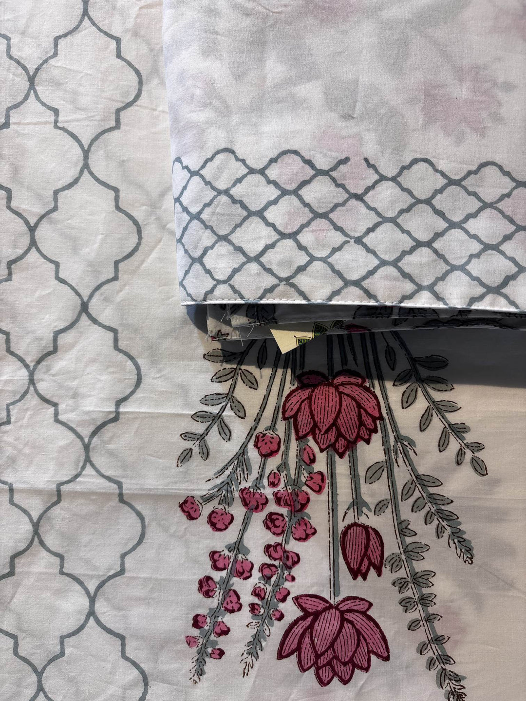 Gulnaar Edit Queen Size(90 x 108 Inches) Bedsheet (Multicolour)- 118